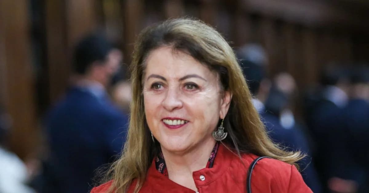 Margarita González Saravia, gobernadora de Morelos, con chaqueta roja.