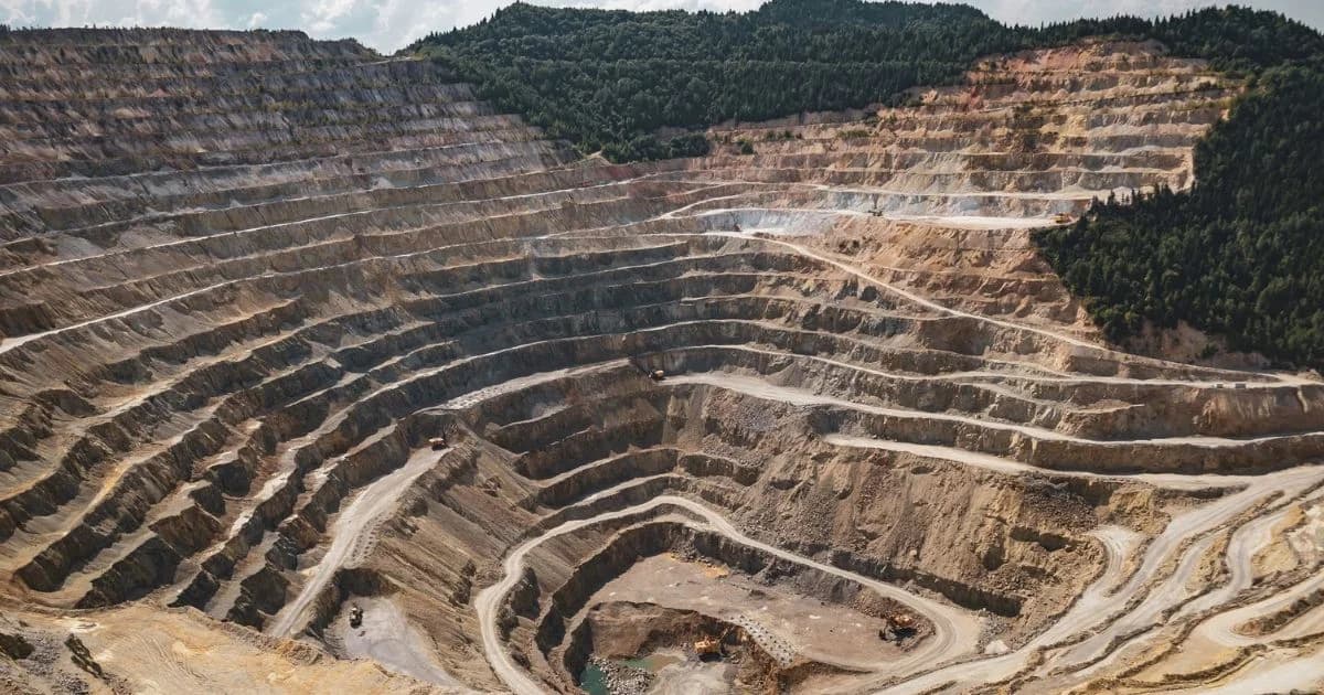 Vista panorámica de una explotación minera a cielo abierto con caminos y terrazas escalonadas