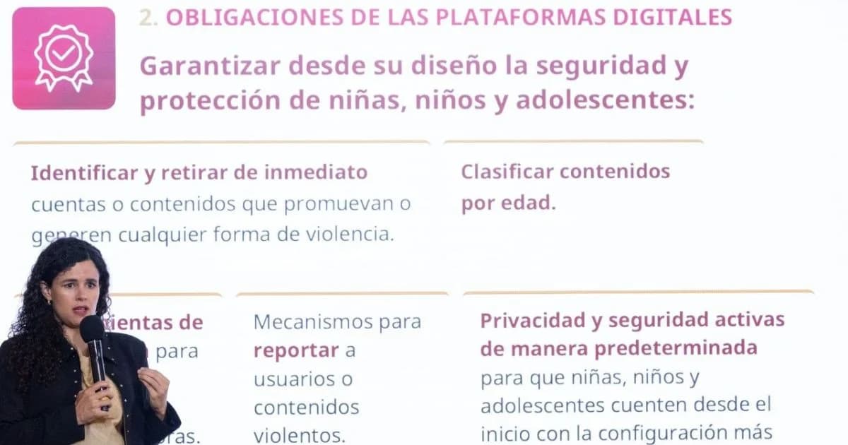 Una expositora sostiene un micrófono frente a una diapositiva sobre obligaciones de las plataformas digitales para proteger a niñas, niños y adolescentes.