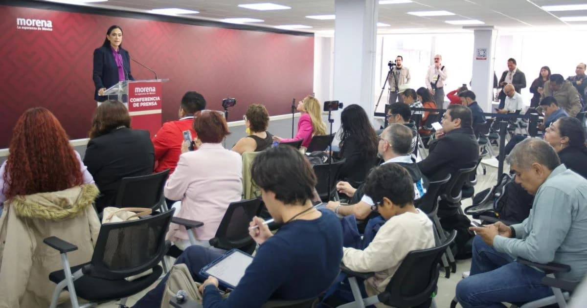 Conferencia de prensa de Morena con una oradora frente a asistentes y periodistas en una sala