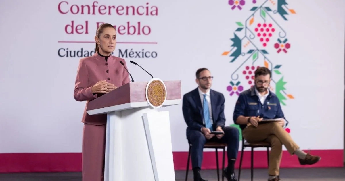 Claudia Sheinbaum presenta la estrategia de centros de atención integral del cáncer de mama durante la conferencia matutina.