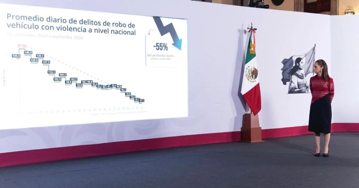 Claudia Sheinbaum observa una gráfica sobre el promedio diario de robo de vehículo con violencia durante una conferencia de prensa.