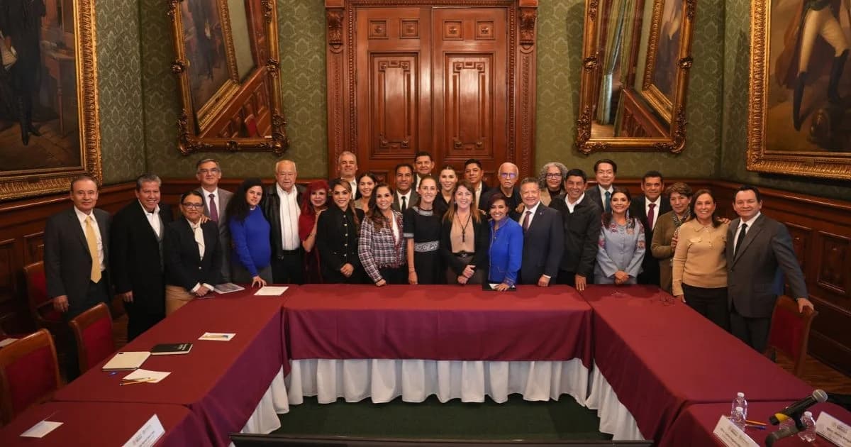 Fotografía grupal de Claudia Sheinbaum y autoridades estatales en un salón de Palacio Nacional