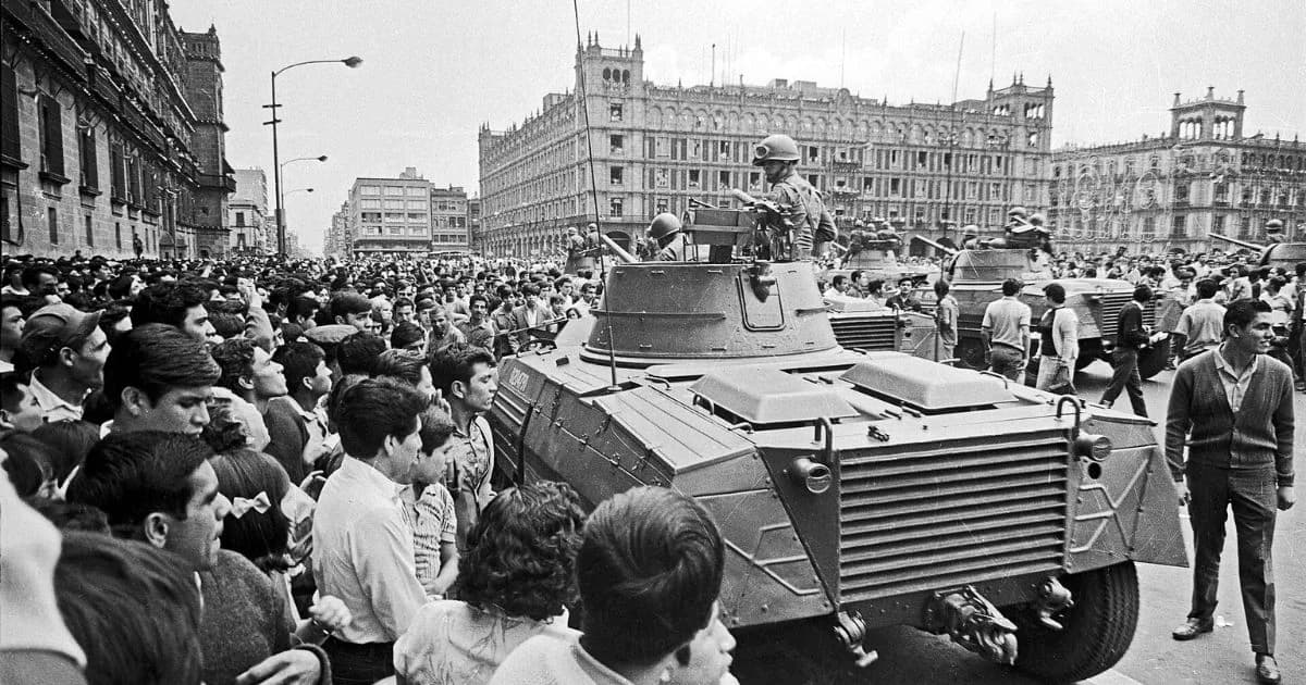 Vehículos militares rodeados por una multitud en el Zócalo de la Ciudad de México durante el movimiento estudiantil de 1968