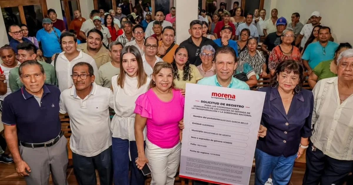 Grupo de personas posa con una solicitud de registro de Morena a nombre de Gustavo García Bello.